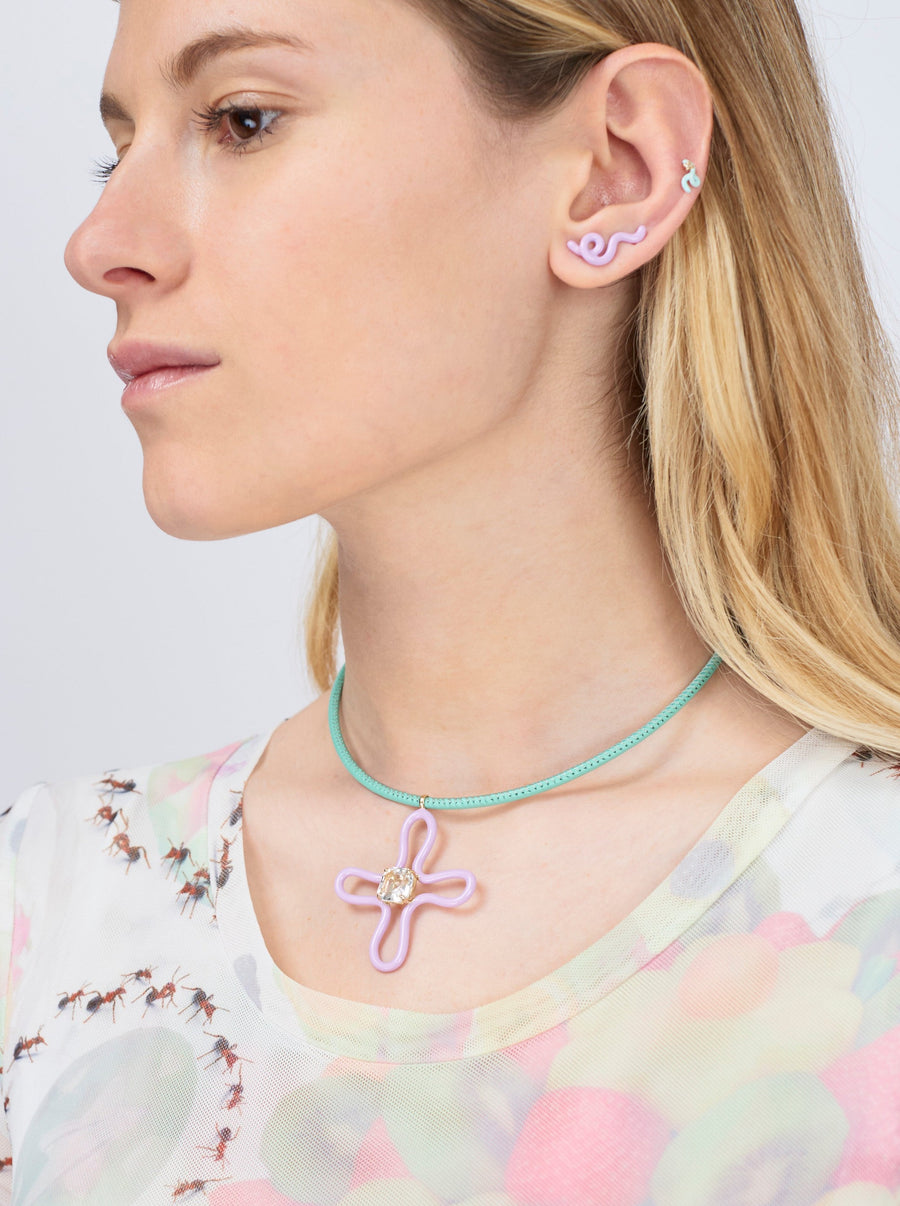 POP CHOKER WITH LUCKY FLOWER PENDANT IN WISTERIA