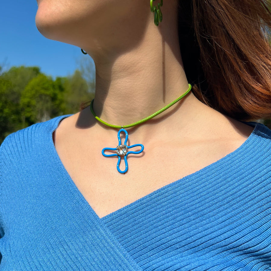 POP CHOKER WITH LUCKY FLOWER PENDANT IN TURQUOISE