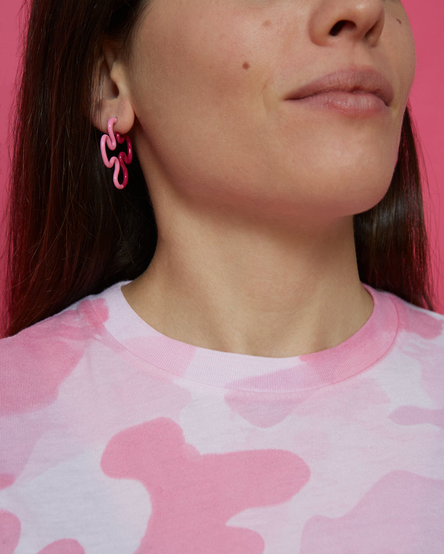 B DUO COLOUR EARRINGS IN AMARENA AND BUBBLEGUM PINK