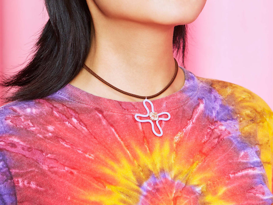 POP CHOKER WITH LUCKY FLOWER PENDANT IN LAVENDER