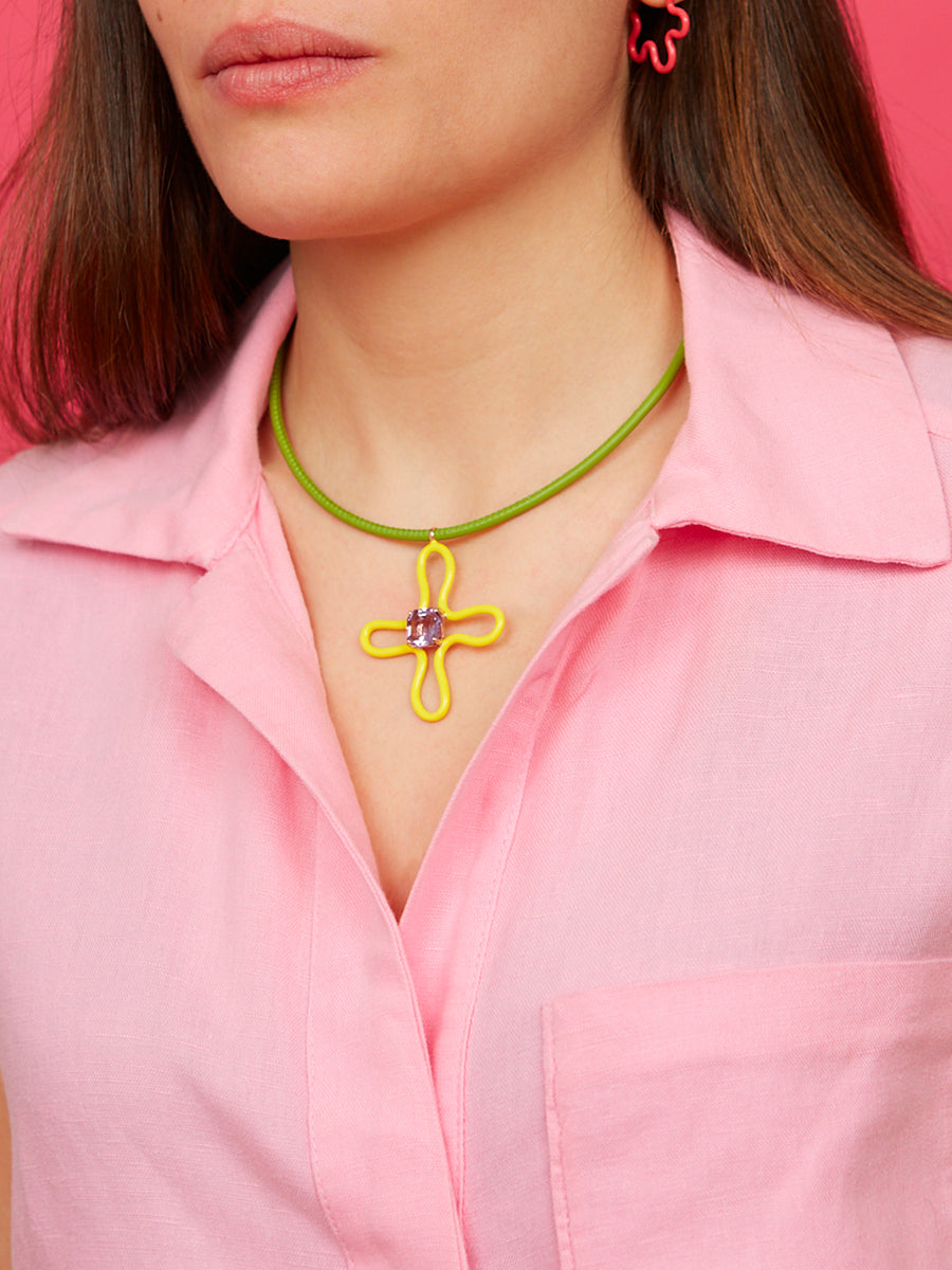 POP CHOKER WITH LUCKY FLOWER PENDANT IN YELLOW